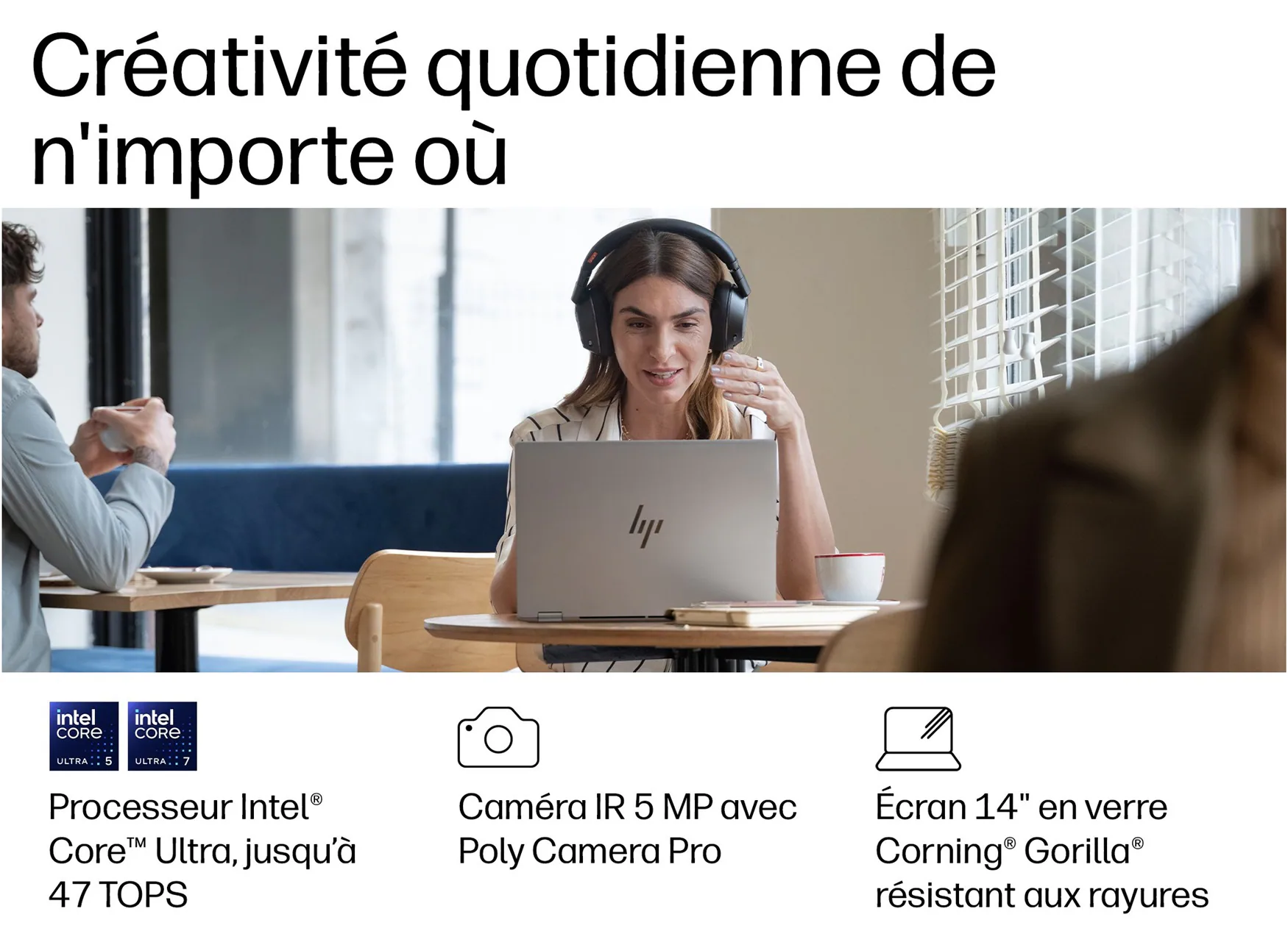 Femme portant un casque écouteur travaille sur un ordinateur portable HP dans un café lumineux.